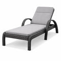 Chaise longue d'extérieur en résine tressée avec coussin polyester gris